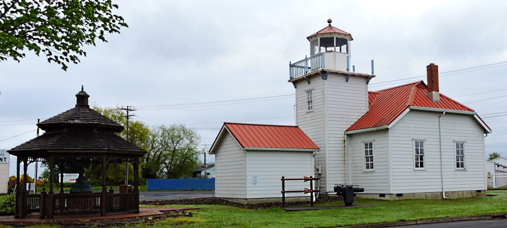 The LighthousesThe Lights of Oregon